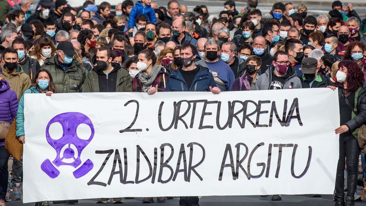 Manifestación de la plataforma Zaldibar Argitu en el segundo aniversario del derrumbe en el vertedero.