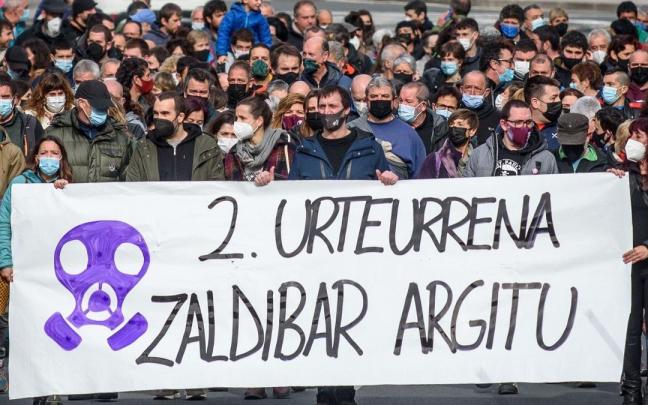Manifestaci&oacute;n de la plataforma Zaldibar Argitu en el segundo aniversario del derrumbe en el vertedero.