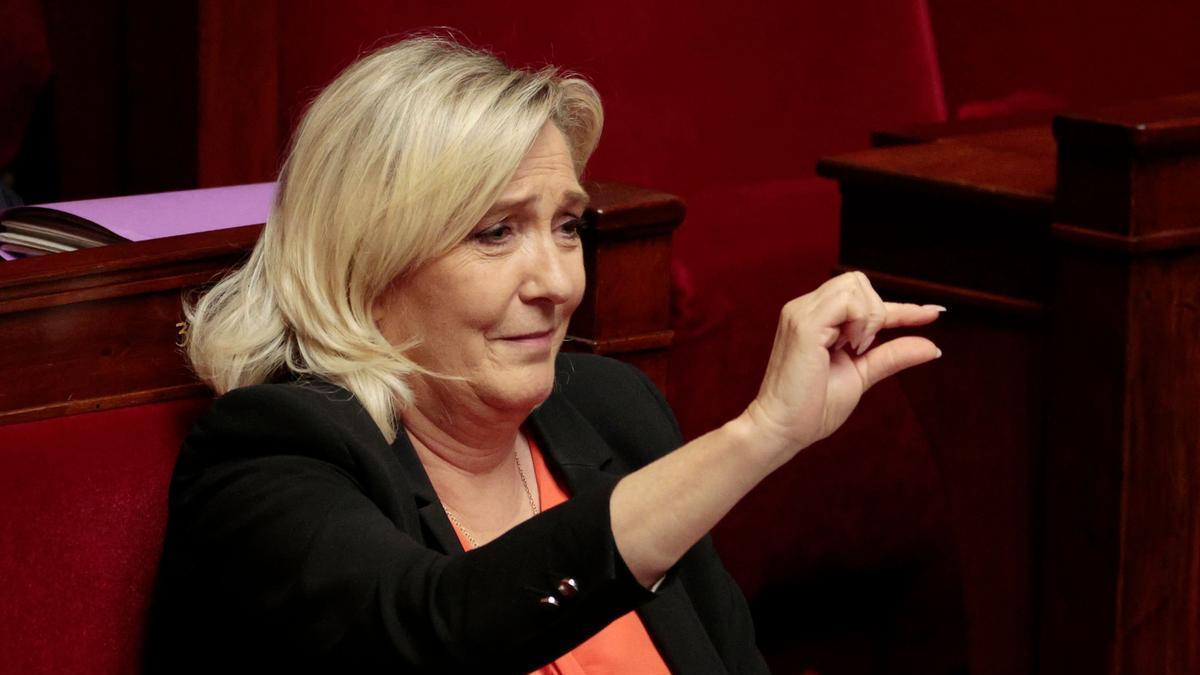 Marine Le Pen durante la votación de las mociones de censura.