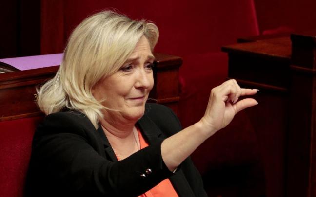 Marine Le Pen durante la votación de las mociones de censura. Marine Le Pen durante la votación de las mociones de censura.