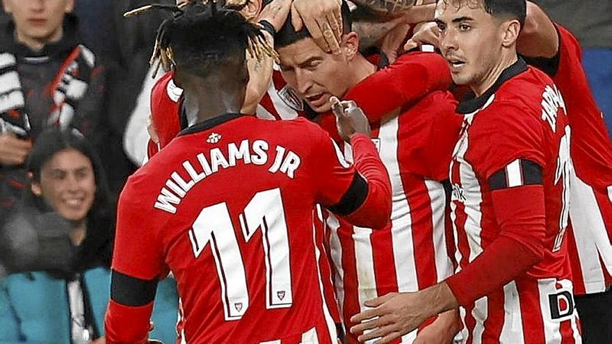 Los jugadores del Athletic felicitan a De Marcos por su gol. | FOTO: EFE