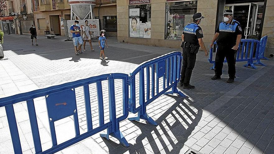 Dos agentes municipales controlan el paso a la plaza Nueva en las ‘no fiestas’ de 2020.