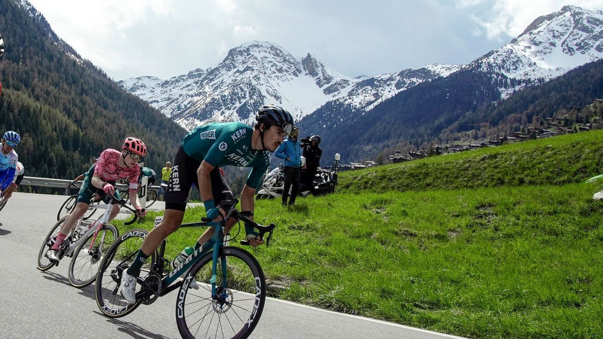 El ciclista navarro Urko Berrade encabeza el grupo en el Tour de Romandía en Suiza el pasado mes de abril.