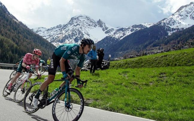 El ciclista navarro Urko Berrade encabeza el grupo en el Tour de Romandía en Suiza el pasado mes de abril. El ciclista navarro Urko Berrade encabeza el grupo en el Tour de Romandía en Suiza el pasado mes de abril.