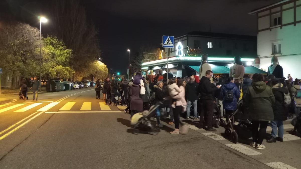 Atasco general a la altura del bar Sorgiñe, donde habitualmente se empleaba un tramo de la calzada para la kalejira.