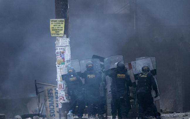 Al menos siete personas han muerto en las protestas tras la detención y destitución de Castillo. Al menos siete personas han muerto en las protestas tras la detención y destitución de Castillo.