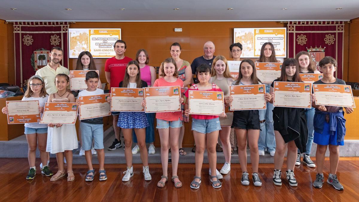 Entrega de premios de distintos concursos desarrollados para fomentar el euskera en Erandio.