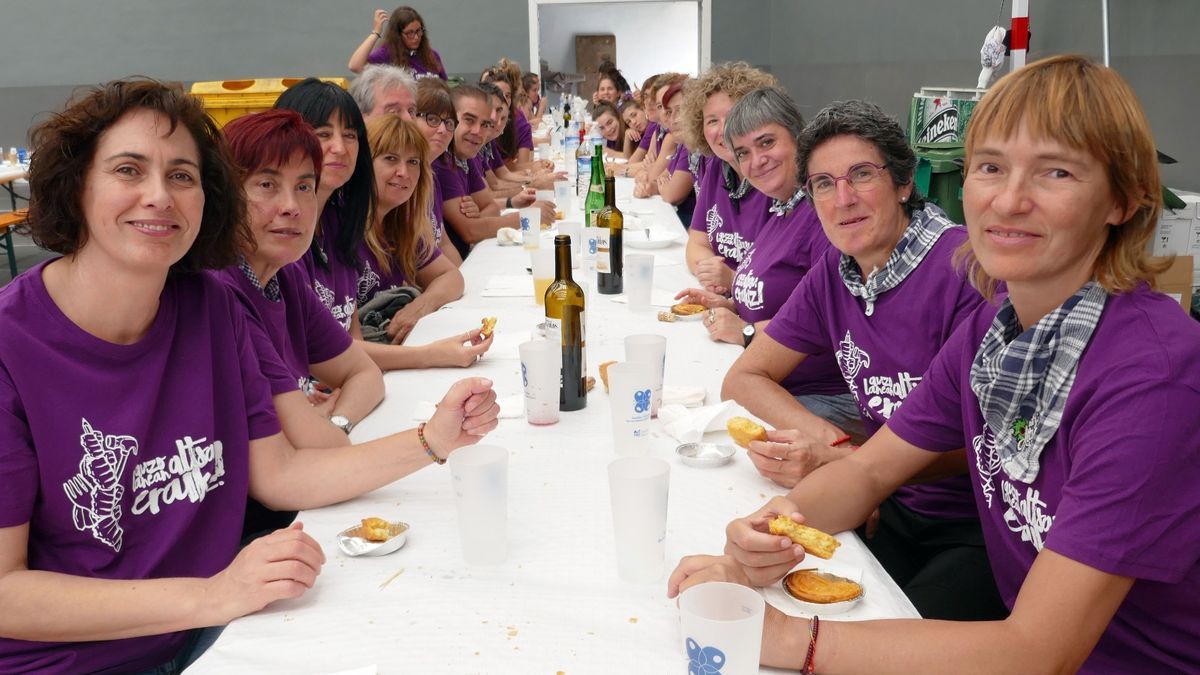 Ugrupo de voluntarios y voluntarias comen antes del servicio.