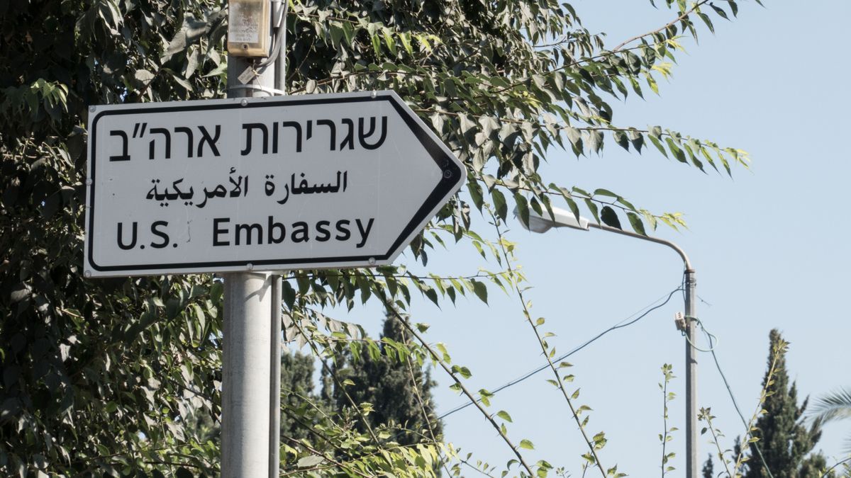 Letrero de la Embajada de Estados Unidos en Israel.