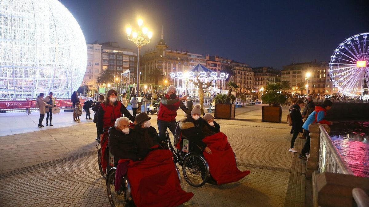 Triciclos con mayores de residencias la pasada Navidad en Donostia.