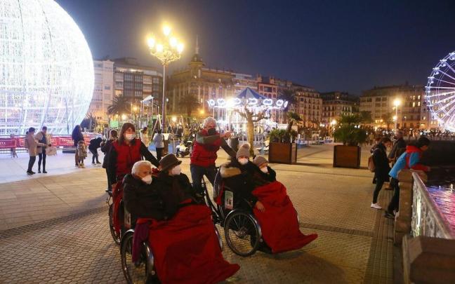 Triciclos con mayores de residencias la pasada Navidad en Donostia. Triciclos con mayores de residencias la pasada Navidad en Donostia.