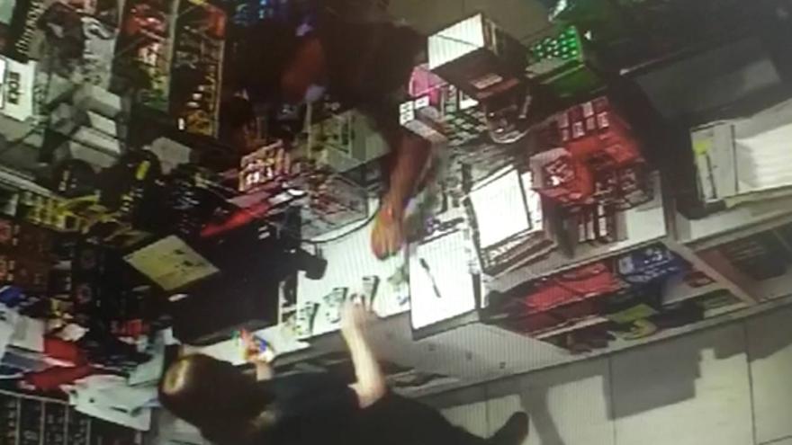 Captura de vídeo de un caso de hurto mágico en Alicante.