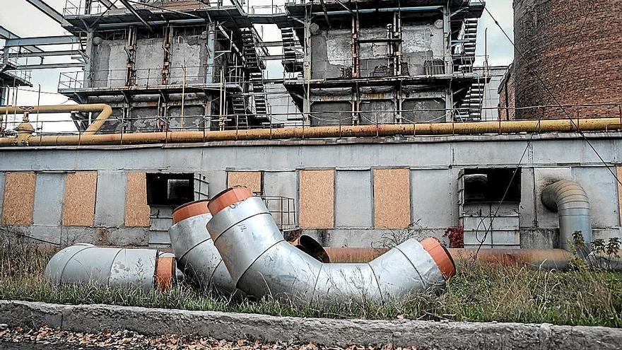 En la imagen una planta eléctrica de Jarkov atacada por los bombardeos rusos. | FOTO: EFE