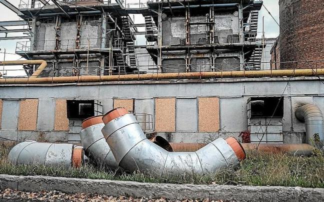 En la imagen una planta eléctrica de Jarkov atacada por los bombardeos rusos. | FOTO: EFE