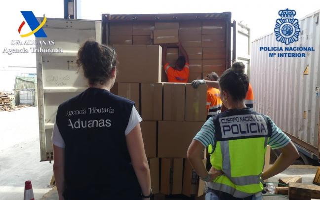 Funcionarios de Vigilancia Aduanera de la Agencia Tributaria y Policía Nacional. Funcionarios de Vigilancia Aduanera de la Agencia Tributaria y Policía Nacional.
