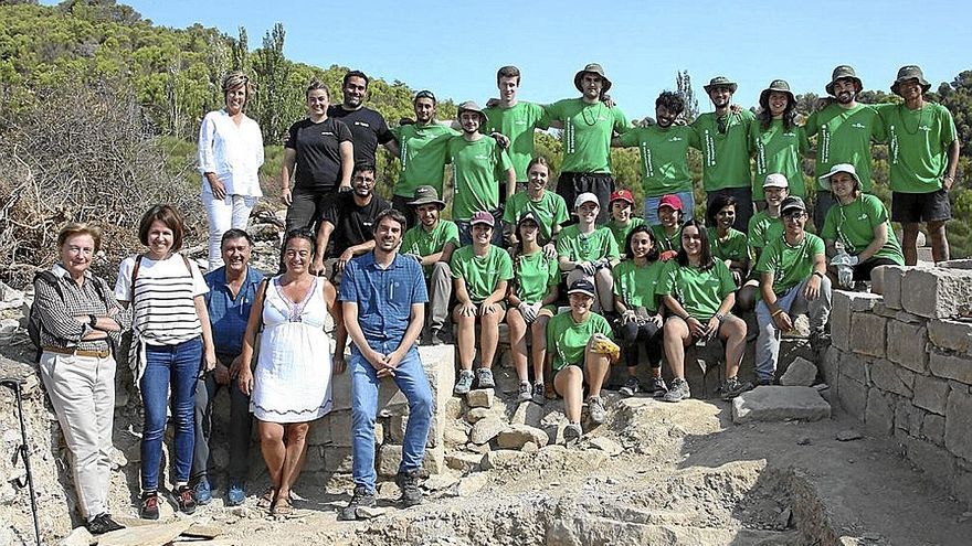 Los jóvenes voluntarios posan en el Monasterio de Bargota. | FOTO: DIARIO DE NOTICIAS