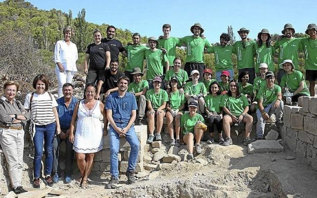 Los jóvenes voluntarios posan en el Monasterio de Bargota. | FOTO: DIARIO DE NOTICIAS Los jóvenes voluntarios posan en el Monasterio de Bargota. | FOTO: DIARIO DE NOTICIAS