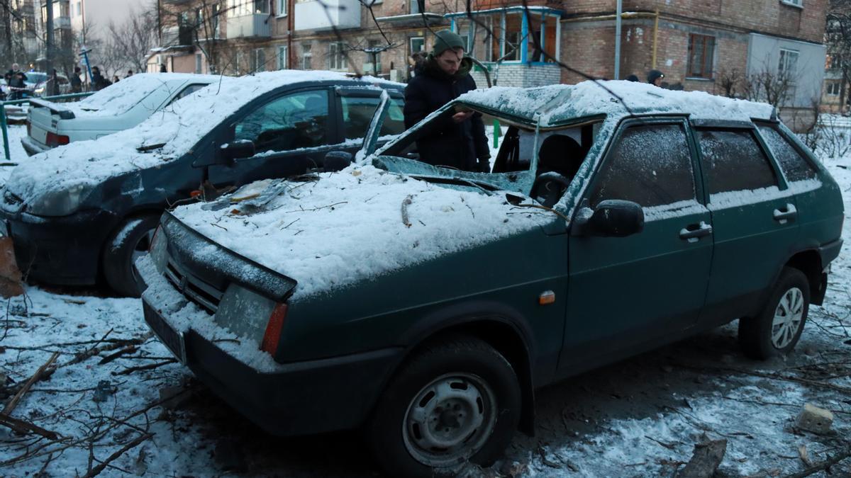 varios coches bombardeados en Kiev