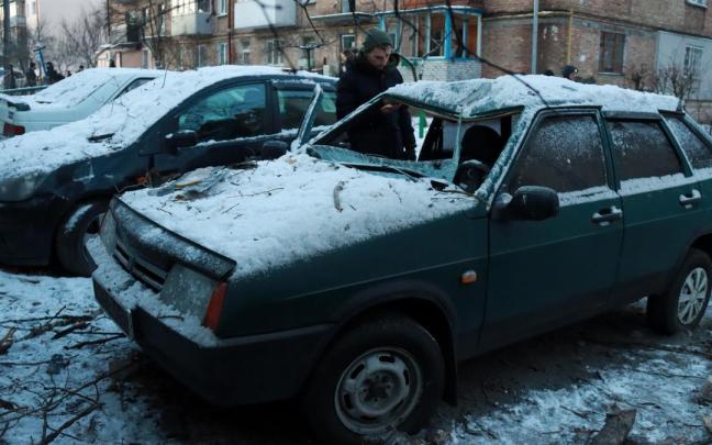 varios coches bombardeados en Kiev