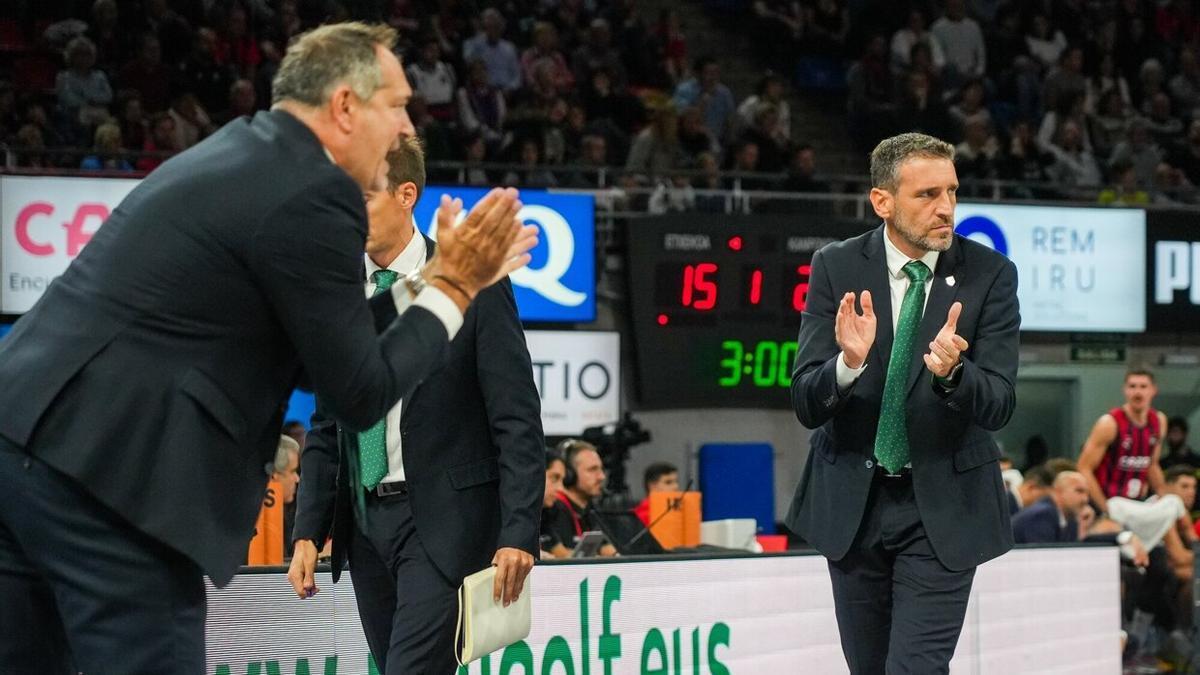 El gasteiztarra Ibon Navarro aplaude a sus jugadores durante el encuentro entre el Cazoo Baskonia y Unicaja