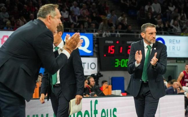 El gasteiztarra Ibon Navarro aplaude a sus jugadores durante el encuentro entre el Cazoo Baskonia y Unicaja El gasteiztarra Ibon Navarro aplaude a sus jugadores durante el encuentro entre el Cazoo Baskonia y Unicaja