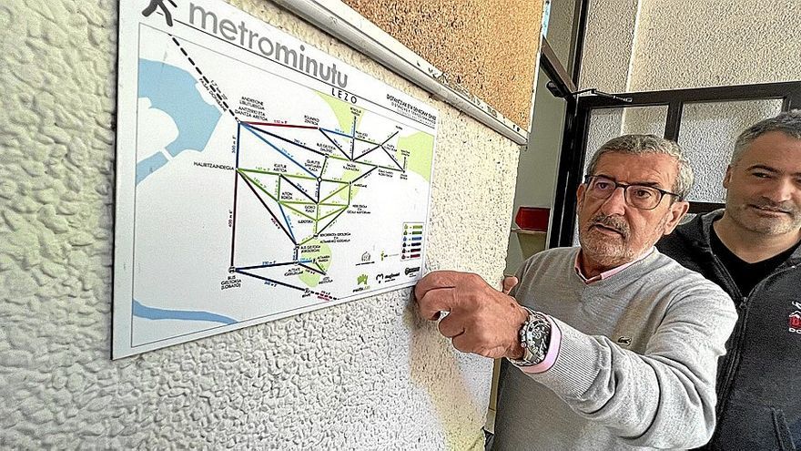 El alcalde de Lezo, Jesus Mari Martiarena, y el concejal de Deportes, Irlentz Ortega, muestran uno de los mapas colocados en el municipio. | FOTO: N.G.