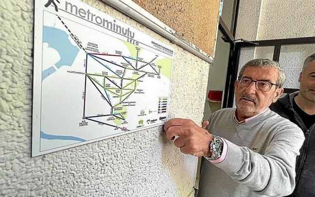 El alcalde de Lezo, Jesus Mari Martiarena, y el concejal de Deportes, Irlentz Ortega, muestran uno de los mapas colocados en el municipio. | FOTO: N.G.