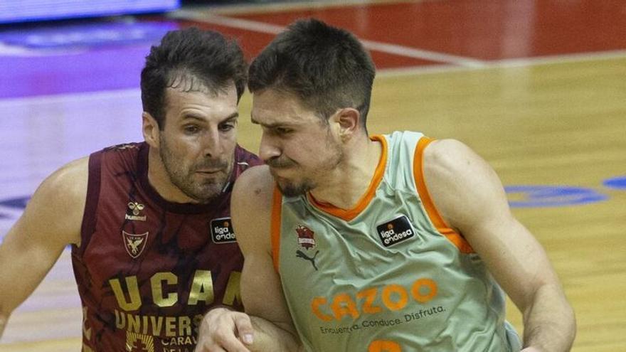 Vanja Marinkovic trata de superar la defensa de Tomás Bellas