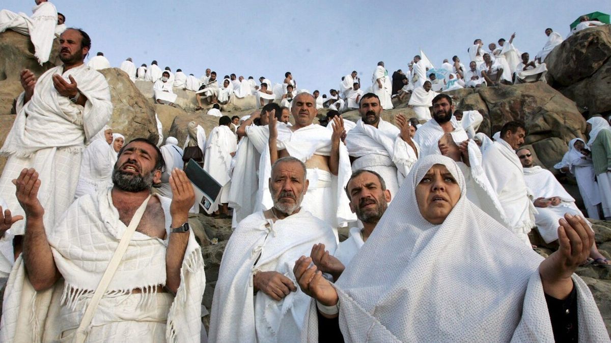 Varios peregrinos rezan en el Monte de la Piedad, cerca de La Meca.