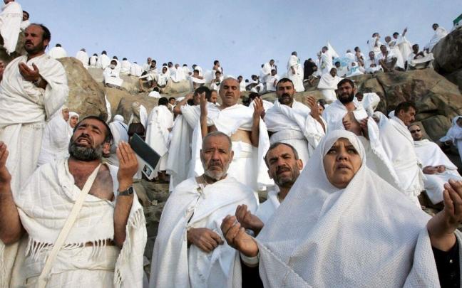 Varios peregrinos rezan en el Monte de la Piedad, cerca de La Meca.