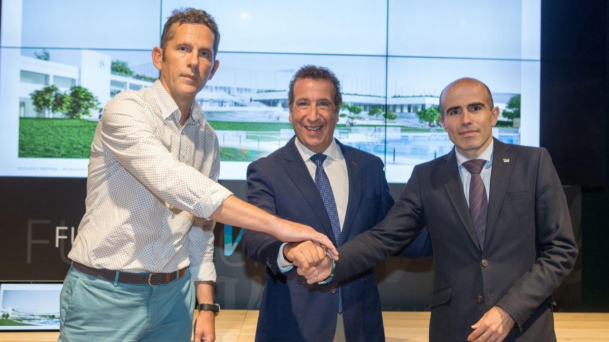 Mikel Urdangarín en 2019 en la presentación del proyecto de renovación del Estadio, junto a Jon Urresti y Axier Urresti, de la Fundación Vital