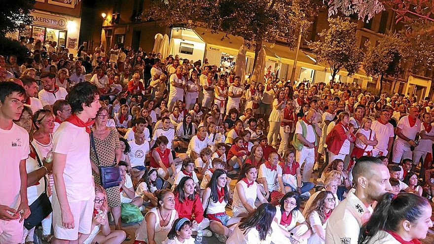 Decenas de personas esperando a que comenzara el monólogo de Aroa Berrozpe en la calle Herrerías.