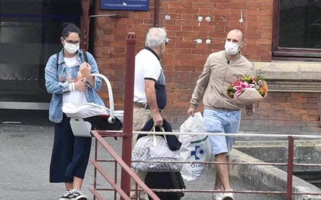 Laura y Pedro abandonan el pabellón Iturrizar, junto al pequeño Aimar en compañía de otro familiar