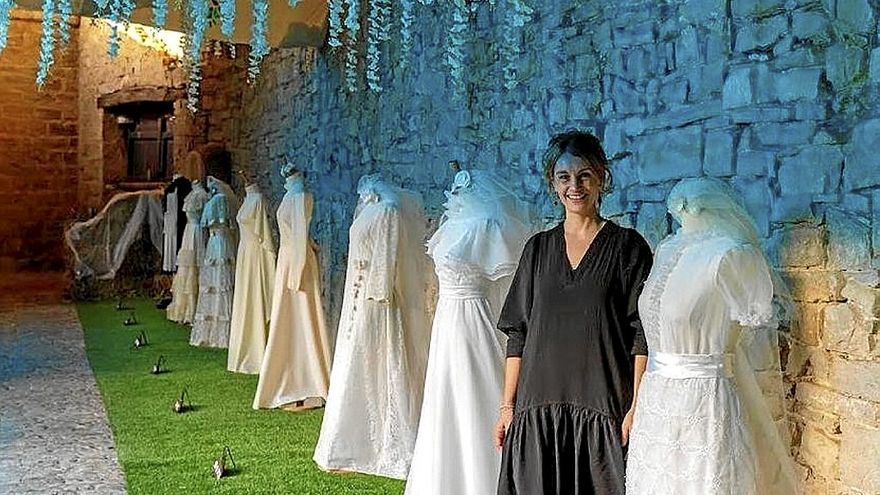 Edurne Ib&aacute;&ntilde;ez posa entre los vestidos recopilados para la exposici&oacute;n. | FOTOS: CEDIDAS