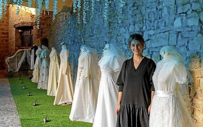 Edurne Ibáñez posa entre los vestidos recopilados para la exposición. | FOTOS: CEDIDAS Edurne Ibáñez posa entre los vestidos recopilados para la exposición. | FOTOS: CEDIDAS