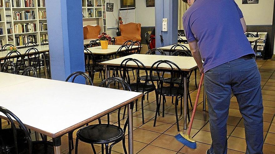 Un hombre realiza trabajos en beneficio de la comunidad en el comedor Paris 365.