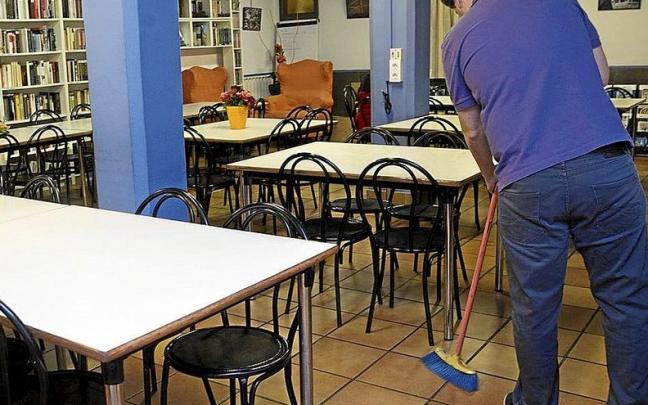 Un hombre realiza trabajos en beneficio de la comunidad en el comedor Paris 365.
