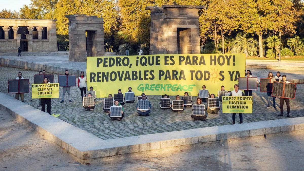 Activistas de Greenpeace este domingo en el Templo de Debod en Madrid.