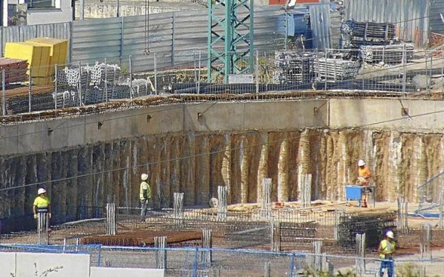 Los operarios se afanan en los trabajos iniciales para la creación del nuevo supermercado. | FOTO: M. A. P.