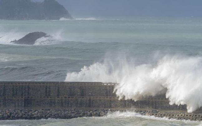 Euskadi activa el aviso por riesgo marítimo costero. Euskadi activa el aviso por riesgo marítimo costero.