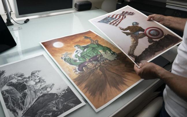 Ángel Unzueta muestra algunos originales de 'Iron Man', 'Hulk' y 'Capitán América'.