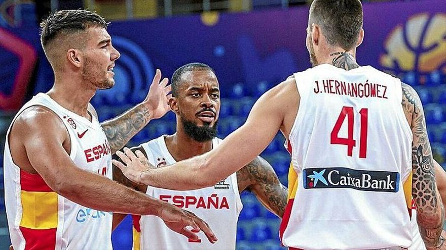 Lorenzo Brown y Willy Hernangómez celebran una canasta ‘sobre la bocina’ de Juancho.