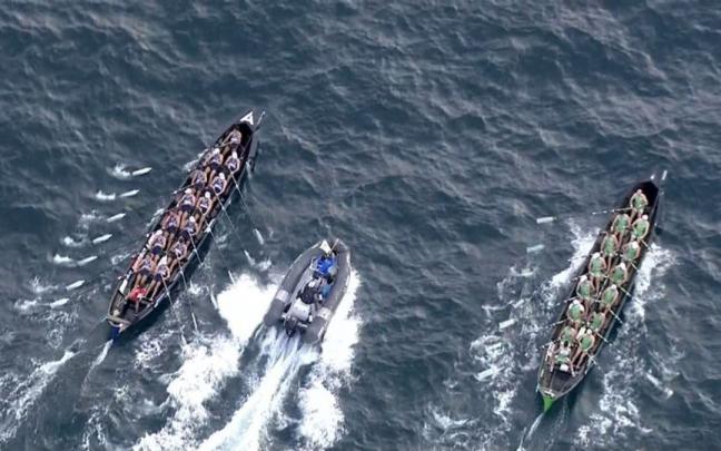 La zodiac entre las embarcaciones de Urdaibai y Hondarribia La zodiac entre las embarcaciones de Urdaibai y Hondarribia