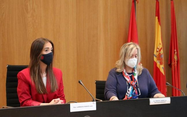 La alcaldesa del Valle de Egüés, Amaya Larraya (a la izquierda), durante una presentación en el ayuntamiento en abril.