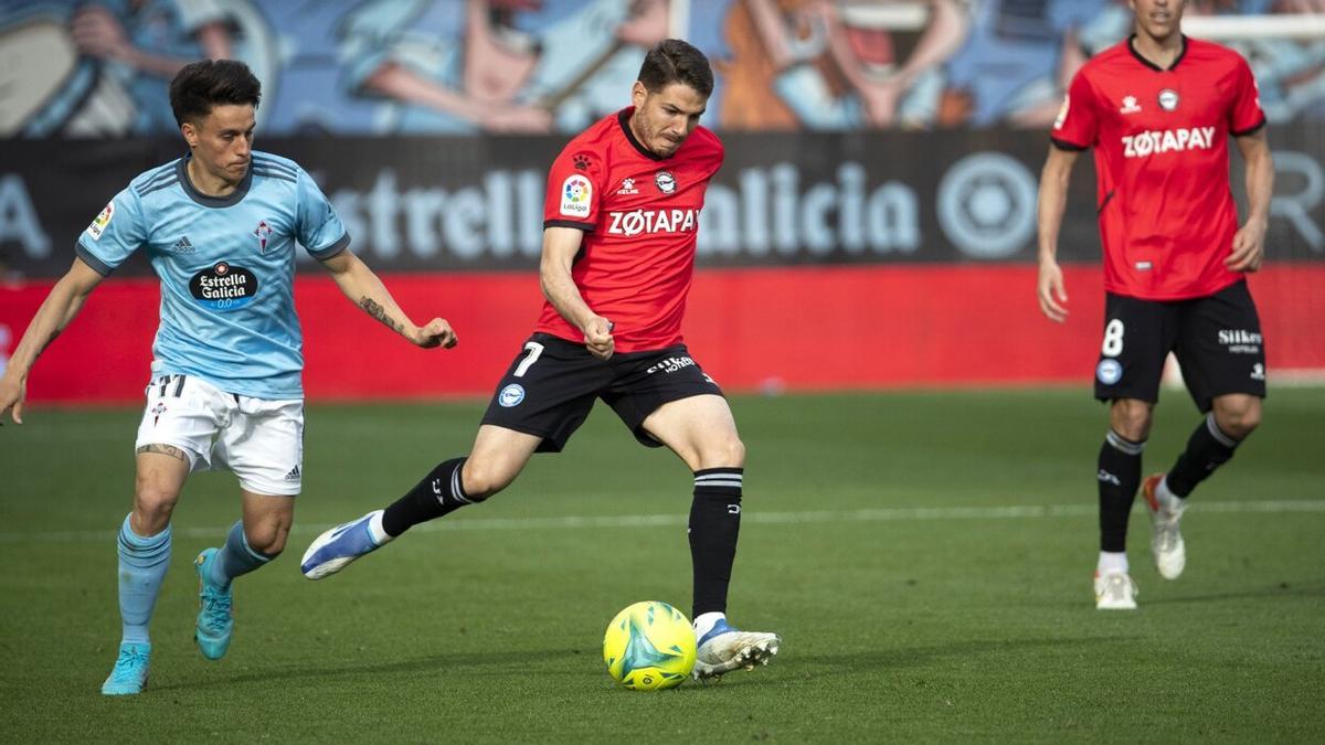 Manu Vallejo, con la zamarra del Alavés durante el último duelo ante el Celta en Primera.
