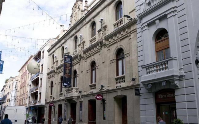Fachada del centenario teatro de la calle San Prudencio