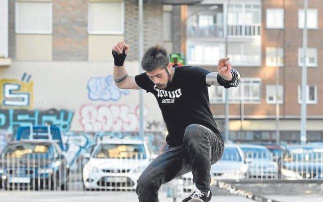 Un joven disfruta con un monopat&iacute;n. | FOTO: PILAR BARCO