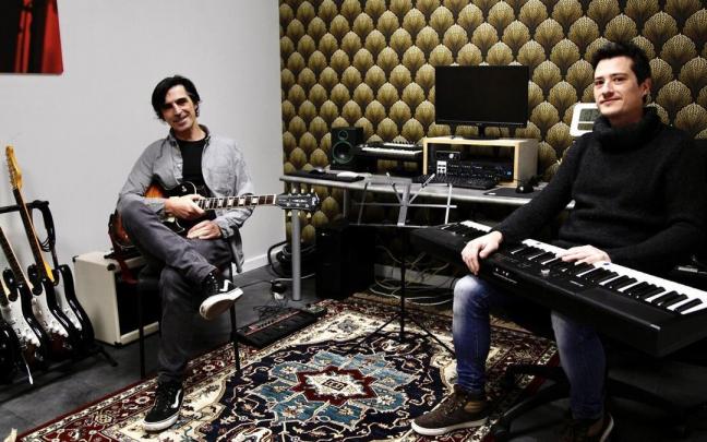 Raül Vera y Iñigo Etxeita, en las nuevas instalaciones de Avant Center Music, ubicadas en la calle Olaguibel.