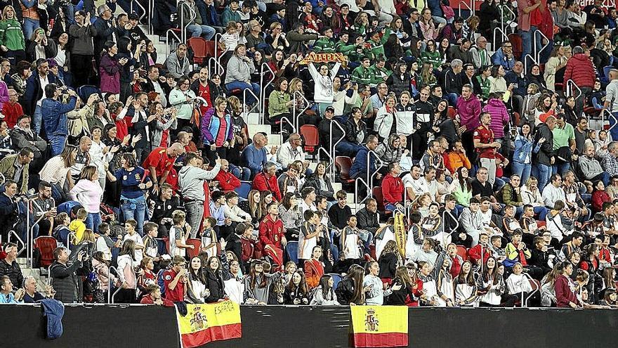 De verde, en la parte superior, varias integrantes del Lourdes, uno de los equipos que estuvo en la grada.