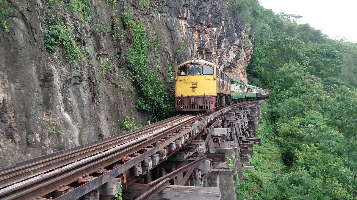 Un tren recorre una vía en Kanchanaburi.